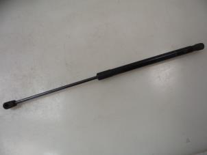 Gebruikte Kofferdekseldemper links-achter Suzuki Swift (ZA/ZC/ZD) 1.2 16V Prijs € 10,00 Margeregeling aangeboden door Autobedrijf Broekhuis B.V.