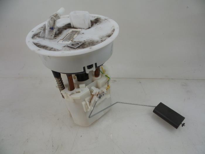 Gebruikte Tank element Pomp Ford Fiesta 6 (JA8) 1.4 16V Prijs € 25,00 Margeregeling aangeboden door Autobedrijf Broekhuis B.V.