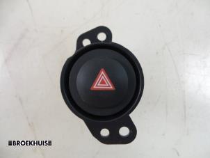 Gebruikte Paniekverlichtings Schakelaar Toyota Aygo (B40) 1.0 12V VVT-i Prijs € 15,00 Margeregeling aangeboden door Autobedrijf Broekhuis B.V.