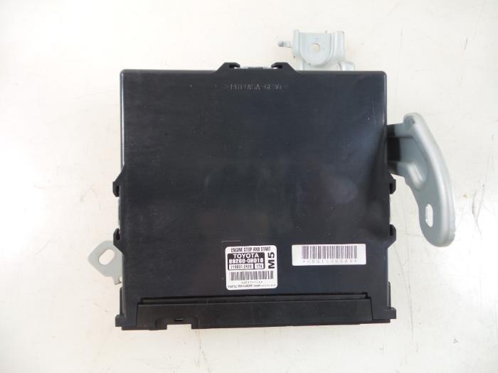 Gebruikte Start/Stop computer Toyota Aygo (B40) 1.0 12V VVT-i Prijs € 65,00 Margeregeling aangeboden door Autobedrijf Broekhuis B.V.