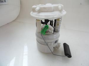 Gebruikte Tank element Pomp Dacia Sandero II 0.9 TCE 12V Prijs € 30,00 Margeregeling aangeboden door Autobedrijf Broekhuis B.V.