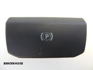 Gebruikte Schakelaar handrem Peugeot 508 (8D) 2.0 Hybrid4 16V Prijs € 20,00 Margeregeling aangeboden door Autobedrijf Broekhuis B.V.