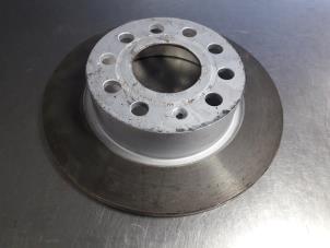 Gebruikte Remschijf achter Skoda Octavia (1Z3) 1.6 TDI Greenline Prijs € 15,00 Margeregeling aangeboden door Autobedrijf Broekhuis B.V.