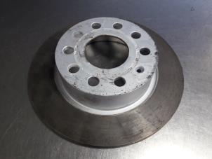 Gebruikte Remschijf achter Skoda Octavia (1Z3) 1.6 TDI Greenline Prijs € 15,00 Margeregeling aangeboden door Autobedrijf Broekhuis B.V.