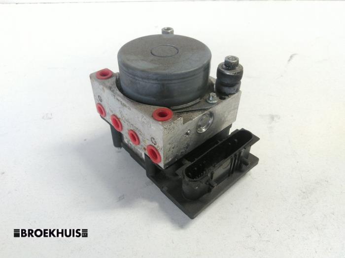 Gebruikte ABS Pomp Renault Clio III (BR/CR) 1.5 dCi 85 Prijs € 25,00 Margeregeling aangeboden door Autobedrijf Broekhuis B.V.
