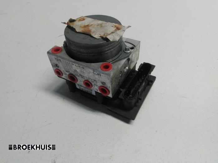 Gebruikte ABS Pomp Renault Scénic II (JM) 1.5 dCi 105 Prijs € 40,00 Margeregeling aangeboden door Autobedrijf Broekhuis B.V.