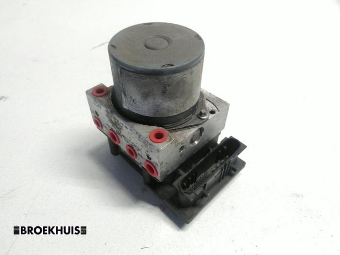 Gebruikte ABS Pomp Renault Scénic II (JM) 1.5 dCi 100 Prijs € 25,00 Margeregeling aangeboden door Autobedrijf Broekhuis B.V.