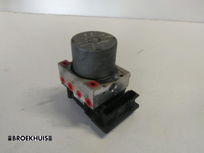 Gebruikte ABS Pomp Renault Grand Scénic II (JM) 1.5 dCi 100 Prijs € 25,00 Margeregeling aangeboden door Autobedrijf Broekhuis B.V.