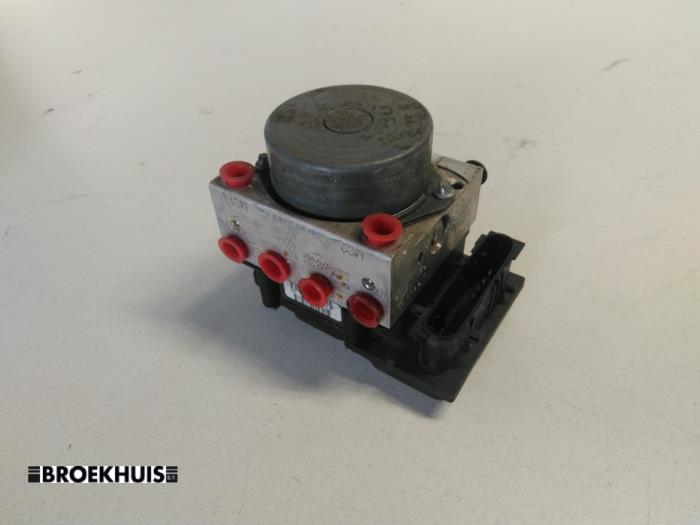 Gebruikte ABS Pomp Renault Grand Scénic II (JM) 2.0 16V Prijs € 30,00 Margeregeling aangeboden door Autobedrijf Broekhuis B.V.