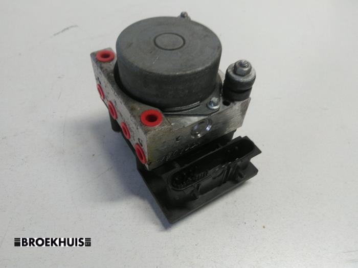 Gebruikte ABS Pomp Renault Clio III (BR/CR) 1.2 16V 75 Prijs € 25,00 Margeregeling aangeboden door Autobedrijf Broekhuis B.V.