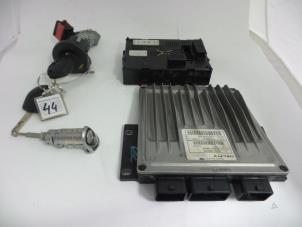 Gebruikte Inspuitcomputer Renault Clio III (BR/CR) 1.5 dCi 85 Prijs € 50,00 Margeregeling aangeboden door Autobedrijf Broekhuis B.V.