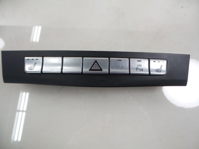 Alarmlicht Schakelaar van een Mercedes-Benz E (W212) E-200 CDI 16V BlueEfficiency,BlueTEC 2015