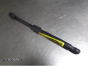 Gebruikte Kofferdekseldemper links-achter Mazda 6 (GG12/82) 1.8i 16V Prijs € 10,00 Margeregeling aangeboden door Autobedrijf Broekhuis B.V.