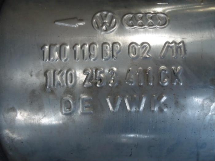 Uitlaat Einddemper van een Volkswagen Golf VI (5K1) 1.6 TDI 16V 2011