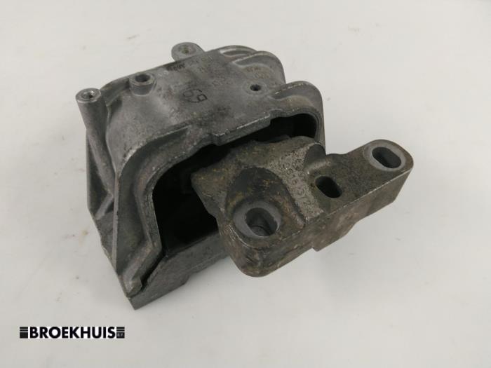 Gebruikte Motorsteun Volkswagen Caddy III (2KA,2KH,2CA,2CH) 1.9 TDI Prijs € 10,00 Margeregeling aangeboden door Autobedrijf Broekhuis B.V.