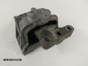 Gebruikte Motorsteun Volkswagen Caddy III (2KA,2KH,2CA,2CH) 1.9 TDI Prijs € 10,00 Margeregeling aangeboden door Autobedrijf Broekhuis B.V.