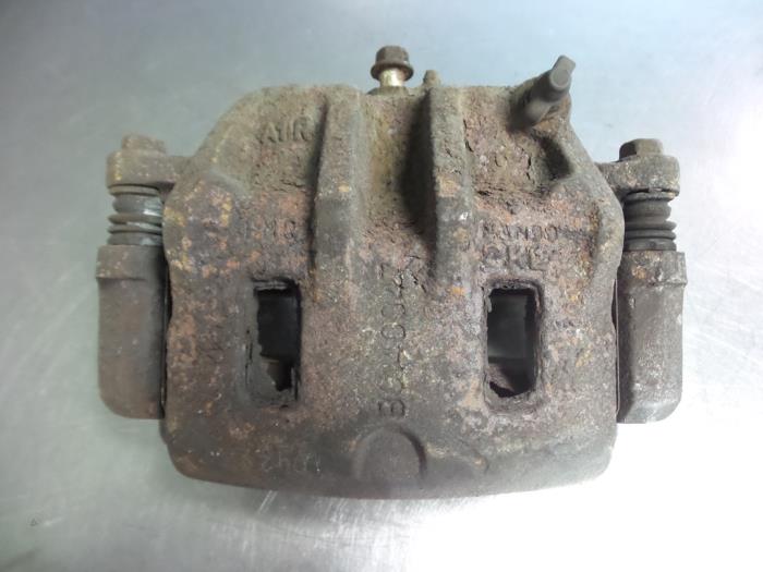 Remklauw (Tang) links-voor van een Hyundai Trajet 2.0 16V 2003