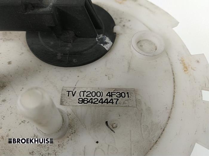 Brandstofpomp Elektrisch van een Daewoo Kalos (SF48) 1.2 2004