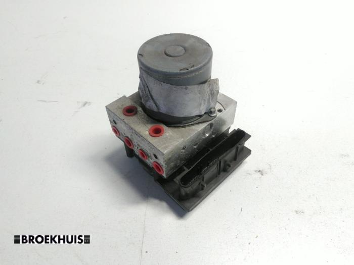 Gebruikte ABS Pomp Renault Grand Scénic II (JM) 1.9 dCi 110 Prijs € 40,00 Margeregeling aangeboden door Autobedrijf Broekhuis B.V.