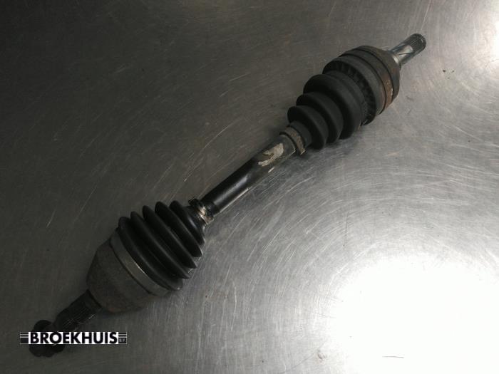 Gebruikte Aandrijfas links-voor Opel Astra H (L48) 1.7 CDTi 16V Prijs € 20,00 Margeregeling aangeboden door Autobedrijf Broekhuis B.V.
