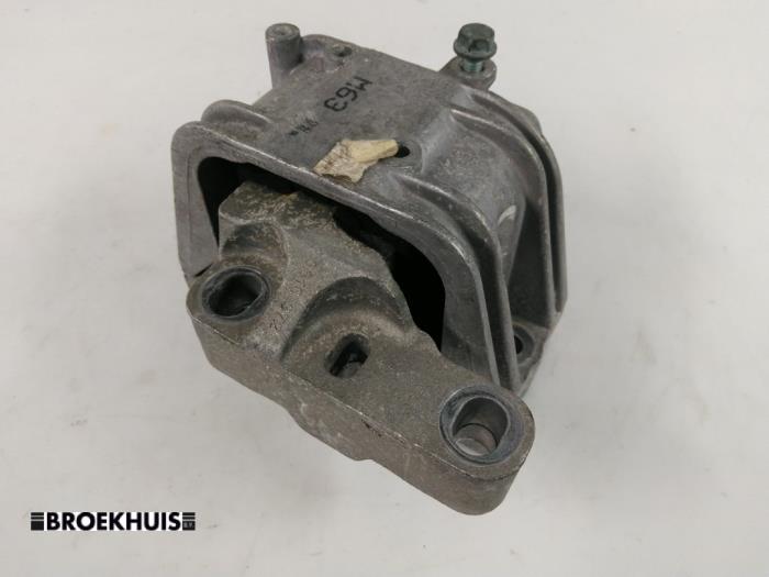 Gebruikte Motorsteun Volkswagen Passat (3C2) 2.0 FSI 16V Prijs € 15,00 Margeregeling aangeboden door Autobedrijf Broekhuis B.V.