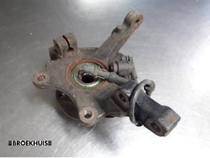 Gebruikte Asschenkel links-voor Opel Corsa C (F08/68) 1.3 CDTi 16V Prijs € 30,00 Margeregeling aangeboden door Autobedrijf Broekhuis B.V.