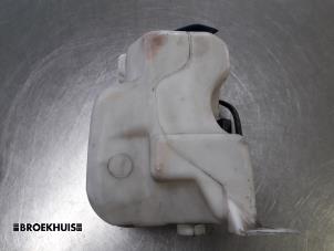 Gebruikte Ruitensproeiertank voor Volkswagen Bora (1J2) 1.9 TDI 100 Prijs € 10,00 Margeregeling aangeboden door Autobedrijf Broekhuis B.V.