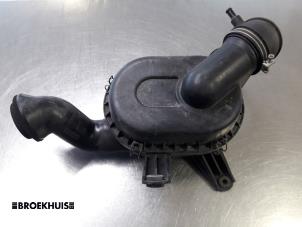 Gebruikte Luchtfilterhuis Mitsubishi L-400 2.5 TD Prijs € 15,00 Margeregeling aangeboden door Autobedrijf Broekhuis B.V.