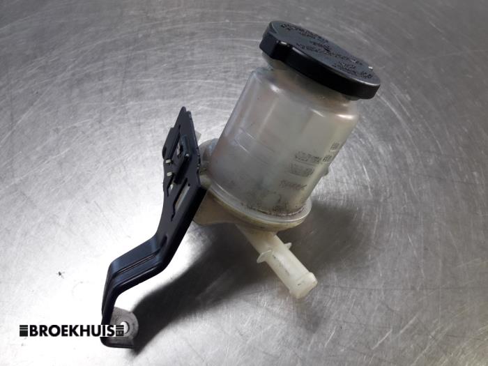 Gebruikte Servo Oliereservoir Toyota Avensis Wagon (T25/B1E) 2.0 16V D-4D Prijs € 10,00 Margeregeling aangeboden door Autobedrijf Broekhuis B.V.
