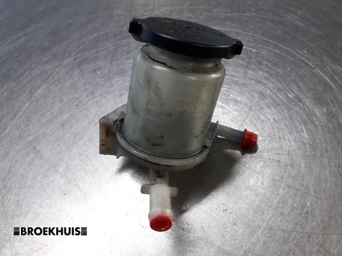 Gebruikte Servo Oliereservoir Toyota Avensis Wagon (T25/B1E) 2.0 16V D-4D Prijs € 10,00 Margeregeling aangeboden door Autobedrijf Broekhuis B.V.