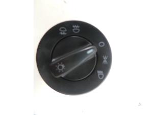 Gebruikte Licht Schakelaar Skoda Fabia II (5J) 1.2 TSI Prijs € 20,00 Margeregeling aangeboden door Autobedrijf Broekhuis B.V.