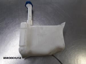 Gebruikte Ruitensproeiertank voor Volkswagen Transporter/Caravelle T4 1.9 TD Caravelle Prijs € 15,00 Margeregeling aangeboden door Autobedrijf Broekhuis B.V.