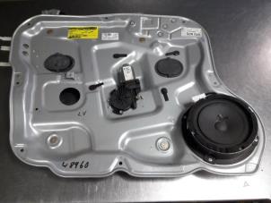 Gebruikte Ruitmechaniek 4Deurs links-voor Hyundai Santa Fe II (CM) 2.2 CRDi 16V 4x4 Prijs € 25,00 Margeregeling aangeboden door Autobedrijf Broekhuis B.V.
