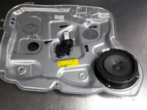 Gebruikte Ruitmechaniek 4Deurs links-voor Hyundai Santa Fe II (CM) 2.2 CRDi 16V 4x2 Prijs € 35,00 Margeregeling aangeboden door Autobedrijf Broekhuis B.V.