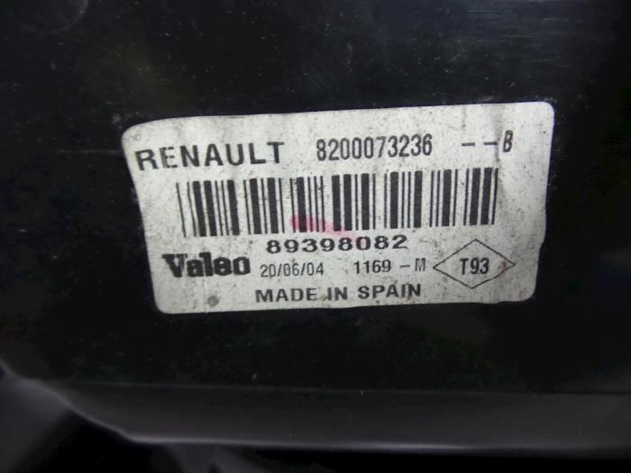 Achterlicht links van een Renault Megane II (BM/CM) 1.6 16V 2004