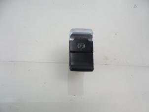 Gebruikte Handrem schakelaar Audi A4 Avant (B8) 2.0 TDI 16V Prijs € 15,00 Margeregeling aangeboden door Autobedrijf Broekhuis B.V.