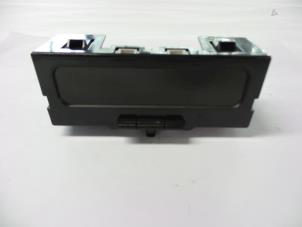 Gebruikte Display Interieur Renault Megane II Grandtour (KM) 1.9 dCi 120 Prijs € 15,00 Margeregeling aangeboden door Autobedrijf Broekhuis B.V.