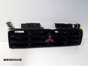 Gebruikte Grille Mitsubishi Pajero Hardtop (V1/2/3/4) 2.5 D,TD Prijs € 30,00 Margeregeling aangeboden door Autobedrijf Broekhuis B.V.