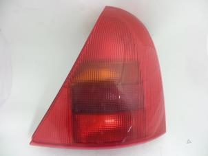 Gebruikte Achterlicht rechts Renault Clio II (BB/CB) 1.2 16V Prijs € 10,00 Margeregeling aangeboden door Autobedrijf Broekhuis B.V.