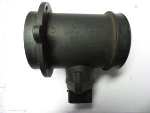 Gebruikte Luchtmassameter Mercedes E (W210) 3.0 E-300D Turbo 24V Prijs € 20,00 Margeregeling aangeboden door Autobedrijf Broekhuis B.V.