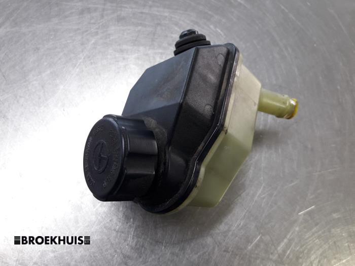 Gebruikte Servo Oliereservoir Volvo V50 (MW) 2.4 20V Prijs € 10,00 Margeregeling aangeboden door Autobedrijf Broekhuis B.V.
