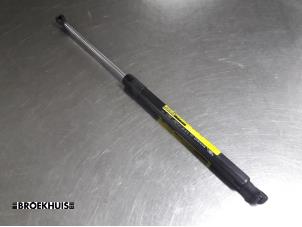 Gebruikte Kofferdekseldemper links-achter Renault Clio III (BR/CR) 1.2 16V 75 Prijs € 10,00 Margeregeling aangeboden door Autobedrijf Broekhuis B.V.