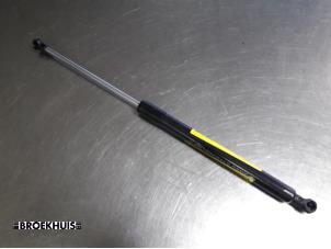 Gebruikte Kofferdekseldemper links-achter Renault Clio III (BR/CR) 1.5 dCi FAP Prijs € 10,00 Margeregeling aangeboden door Autobedrijf Broekhuis B.V.