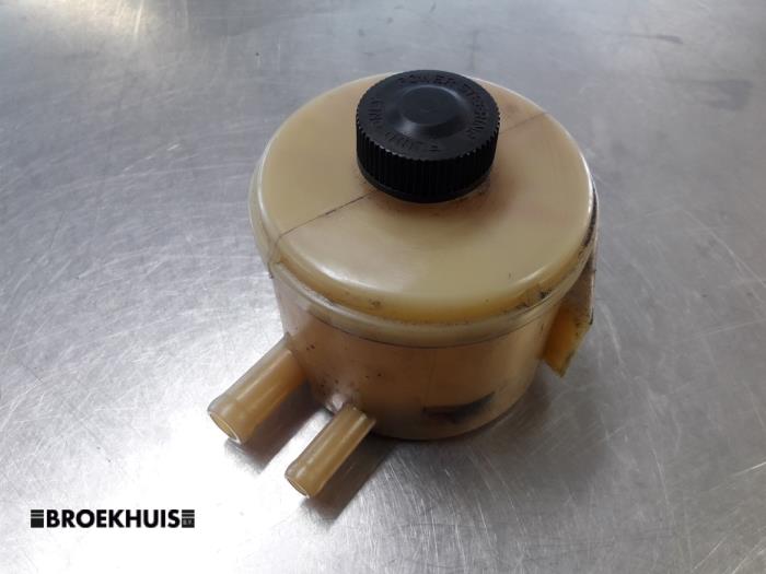 Gebruikte Servo Oliereservoir Kia Carnival 1 (FLB) 2.5 V6 24V Prijs € 5,00 Margeregeling aangeboden door Autobedrijf Broekhuis B.V.