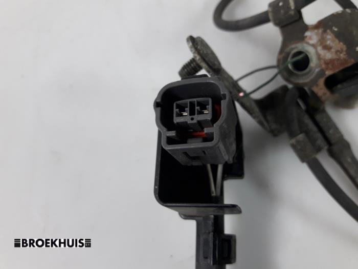 ABS Sensor van een Mazda 6 Sportbreak (GY19/89) 2.0i 16V 2003