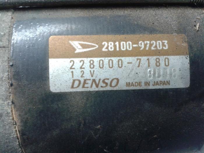 Startmotor van een Daihatsu Sirion/Storia (M1) 1.0 12V 1999