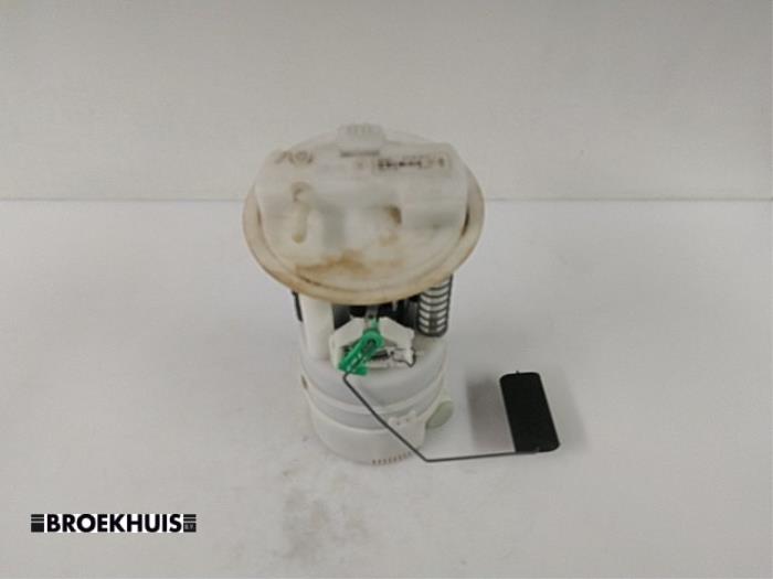 Gebruikte Tank element Pomp Renault Clio III (BR/CR) 1.2 16V 75 Prijs € 25,00 Margeregeling aangeboden door Autobedrijf Broekhuis B.V.