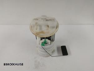 Gebruikte Tank element Pomp Renault Clio III (BR/CR) 1.2 16V 75 Prijs € 25,00 Margeregeling aangeboden door Autobedrijf Broekhuis B.V.