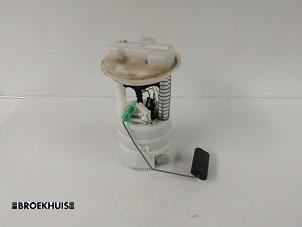 Gebruikte Tank element Pomp Renault Clio III (BR/CR) 1.2 16V 75 Prijs € 25,00 Margeregeling aangeboden door Autobedrijf Broekhuis B.V.