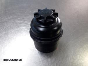 Gebruikte Stuurbekrachtiging Olie Reservoir Landrover Defender I 2.5 TD5 Cabrio Prijs € 15,00 Margeregeling aangeboden door Autobedrijf Broekhuis B.V.